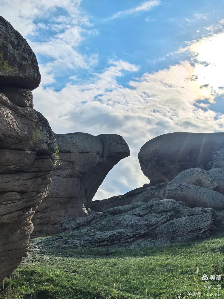 草原神石城:在"爱要久"公路邂逅远古奇境